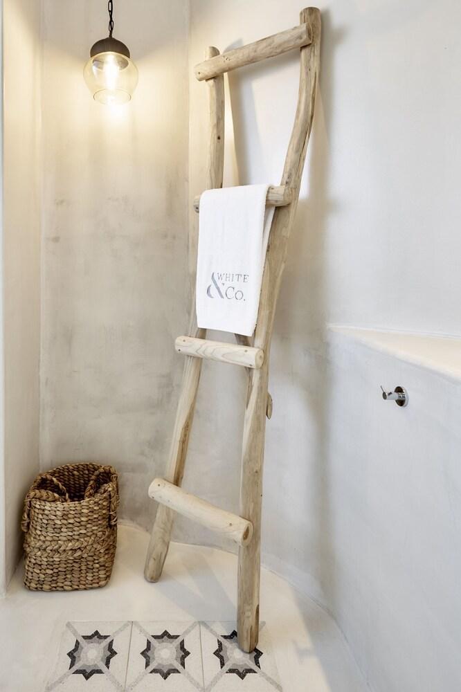 White & Co. La Torre Suites Pýrgos Екстериор снимка
